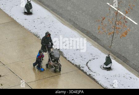 North York, Toronto. November 2025. Menschen, die am 9. November 2025 in Toronto, Kanada, durch die Straßen laufen, am 9. November 2025. (Foto: Au Lok Nin/Nexpher Images/SIPA USA) Credit: SIPA USA/Alamy Live News Stockfoto