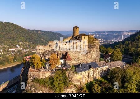 Usti nad Labem, Tschechische Republik - 2. Oktober 2025: Blick auf die Burg Strekov im Mittelböhmischen Hochland der Tschechischen Republik Stockfoto