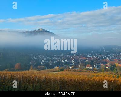 Deutschland, Nebel Herbstmorgen Sonnenaufgang beuren Stadthäuser, Blick auf die historische Burgruine hohenneuffen Panorama Weinberg Naturlandschaft Stockfoto
