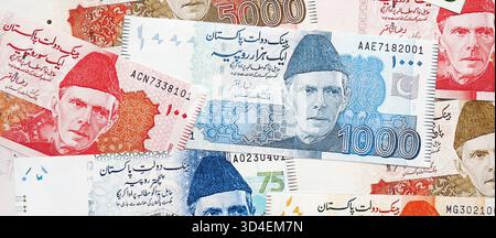 Pakistanische Rupien Banknoten. Die aktuellen pakistanischen Geldrechnungen liegen in großer Höhe auf dem Tisch. Das Konzept des Geschäfts und der Investitionen in Pakistan Stockfoto