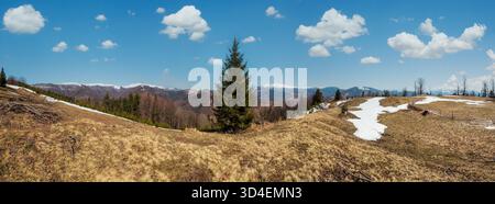 Der frühe Frühling Karpaten plateau Landschaft mit schneebedeckten Grat tops in weit, Ukraine. Stockfoto