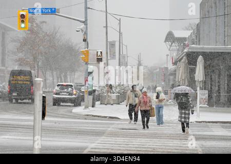 North York, Toronto. November 2025. Menschen, die am 9. November 2025 in Toronto, Kanada, durch die Straßen laufen, am 9. November 2025. (Foto: Au Lok Nin/Nexpher Images/SIPA USA) Credit: SIPA USA/Alamy Live News Stockfoto