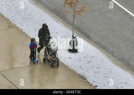 North York, Toronto. November 2025. Menschen, die am 9. November 2025 in Toronto, Kanada, durch die Straßen laufen, am 9. November 2025. (Foto: Au Lok Nin/Nexpher Images/SIPA USA) Credit: SIPA USA/Alamy Live News Stockfoto