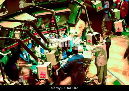 New York City, New York, USA, High Angle, Menschenmenge, Stock Brokers Men Working on Trading Floor, View, New York Stock Exchange », Stock Market (Archive) New york 1990s Stockfoto