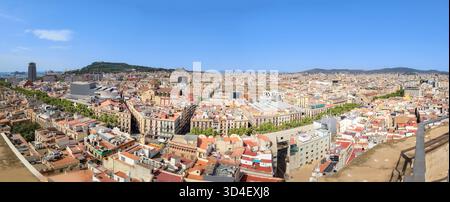 Barcelona Stadtpanorama mit urbaner Architektur und Montjuic Hügel Stockfoto
