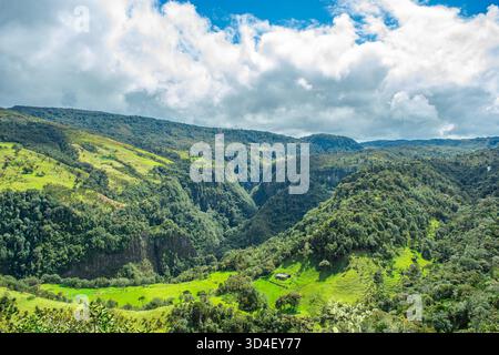 Atemberaubende Aussicht auf die Anden in Purace, Cauca, Kolumbien, mit üppigem Grün und dramatischem Gelände unter einem lebendigen Himmel. Stockfoto