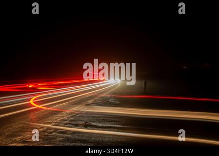 Ein abstraktes Foto mit Lichtmalerei und Autolampen. Stockfoto