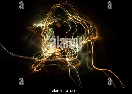 Ein abstraktes Foto mit Lichtmalerei und Autolampen. Stockfoto