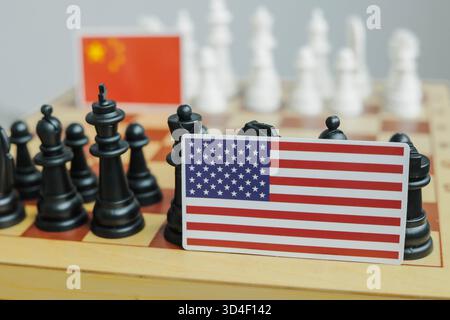 Die Flagge der USA und eine chinesische Flagge auf dem Schachbrett. Zölle Krieg und Konflikt zwischen diesen beiden Ländern. Stockfoto
