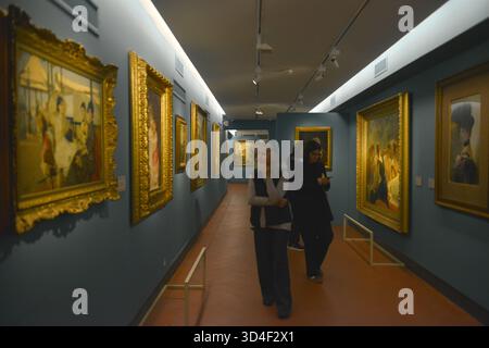 Pisa, Italien. November 2025. Pisa, 10. November 2025 das Palazzo Blu beherbergt die Ausstellung Belle Êpoque, eine Ausstellung mit Gemälden italienischer und französischer Künstler aus dem späten 19. Jahrhundert, die Besucher in die Pracht der französischen und italienischen Belle Êpoque entführen. Bild: Ansicht der Ausstellung Credit: Unabhängige Fotoagentur/Alamy Live News Stockfoto