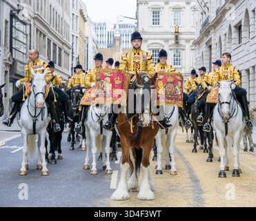 Die berittene Band der Household Cavalry und Drum Horse Major Apollo - 'Ed' - wartet auf den Start der Lord Mayor's Show, 8. November 2025. Stockfoto