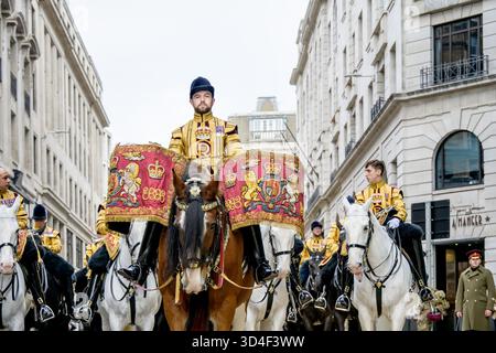 Die berittene Band der Household Cavalry und Drum Horse Major Apollo - 'Ed' - wartet auf den Start der Lord Mayor's Show, 8. November 2025. Stockfoto