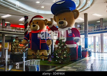 Zwei süße Teddybären mit weihnachtsdekoration und Pilotenhut am Flughafen Congonhas, Sao Paulo, Brasilien Stockfoto