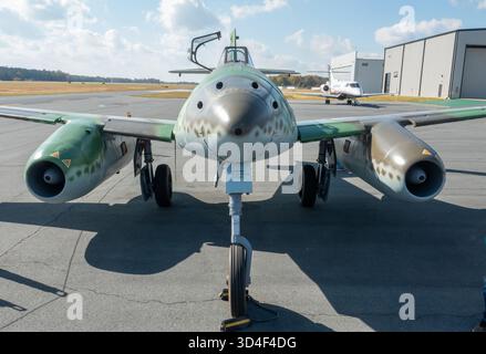MONROE, NC (USA) - 9. November 2025: Ein nachgebauter Messerschmitt ME 262 Kampfflugzeug auf der Warbirds Over Monroe Air Show. Stockfoto