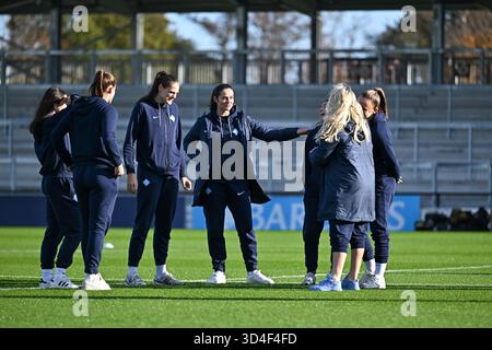 London, Großbritannien. November 2025. Spieler der London City Lionesses besichtigen das Spielfeld vor dem Spiel der Barclays Womens Super League zwischen London City Lionesses und Tottenham Hotspur im Copperjax Community Stadium am 9. November 2025 in Bromley, England. Quelle: SPP Sport Pressefoto. /Alamy Live News Stockfoto