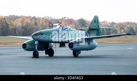 MONROE, NC (USA) - 9. November 2025: Ein nachgebauter Messerschmitt ME 262 Kampfflugzeug auf der Warbirds Over Monroe Air Show. Stockfoto