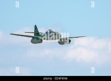 MONROE, NC (USA) – 9. November 2025: Ein nachgebauter Messerschmitt ME 262-Kampfjet tritt während der Warbirds Over Monroe Air Show auf. Stockfoto