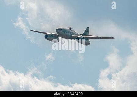 MONROE, NC (USA) – 9. November 2025: Ein nachgebauter Messerschmitt ME 262-Kampfjet tritt während der Warbirds Over Monroe Air Show auf. Stockfoto
