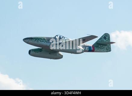 MONROE, NC (USA) – 9. November 2025: Ein nachgebauter Messerschmitt ME 262-Kampfjet tritt während der Warbirds Over Monroe Air Show auf. Stockfoto