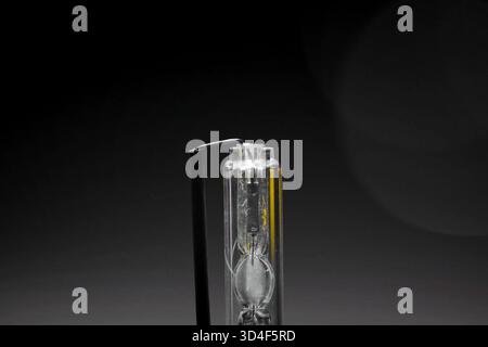 Xenon-Lampe auf dem Tisch. Das Aussehen einer Xenon-Lampe. Stockfoto