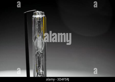Xenon-Lampe auf dem Tisch. Das Aussehen einer Xenon-Lampe. Stockfoto