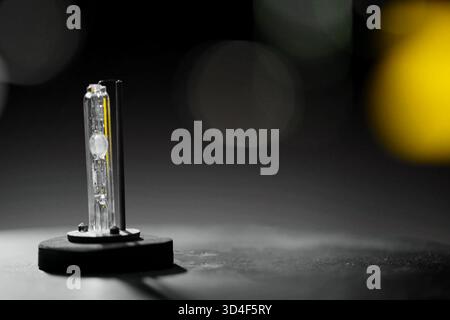 Xenon-Lampe auf dem Tisch. Das Aussehen einer Xenon-Lampe. Stockfoto