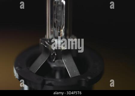 Xenon-Lampe auf dem Tisch. Das Aussehen einer Xenon-Lampe. Stockfoto