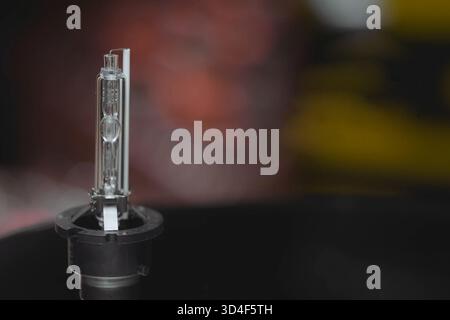 Xenon-Lampe auf dem Tisch. Das Aussehen einer Xenon-Lampe. Stockfoto