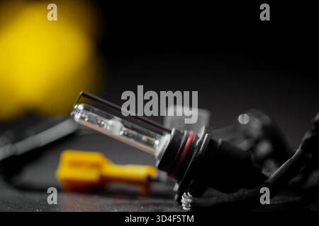 Xenon-Lampe auf dem Tisch. Das Aussehen einer Xenon-Lampe. Stockfoto