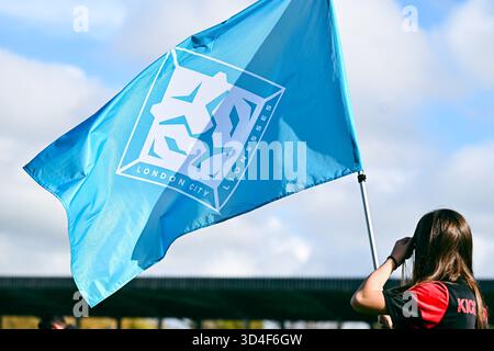 London, Großbritannien. November 2025. London City Lionesses Flaggen beim Barclays Womens Super League Spiel zwischen London City Lionesses und Tottenham Hotspur im Copperjax Community Stadium am 9. November 2025 in Bromley, England. Quelle: SPP Sport Pressefoto. /Alamy Live News Stockfoto