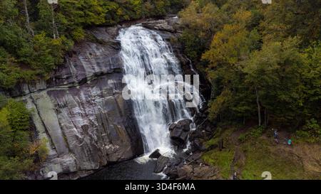 Die Rainbow Falls, ein riesiger Wasserfall im Pisgah National Forest von North Carolina, aus der Vogelperspektive. Stockfoto