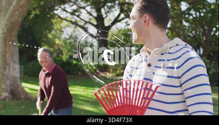 Rake Mann in weißen Kapuzenpullover blauen Streifen im Hinterhof, kastanienbrauner Pullover mit roter Reche, Euro HUD Stockfoto