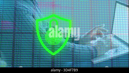 Liegender Mann mit langärmeligem Oberteil und Jacke mit Laptop auf Sofa, grüner Vorhängeschloss-Überzug Stockfoto