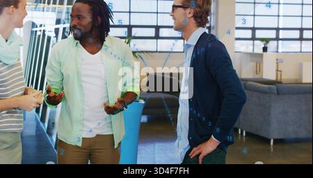 Drei sprechende Kollegen in grünem Hemd, marineblauer Strickjacke und gelbem Notizblock in der Bürolounge Stockfoto