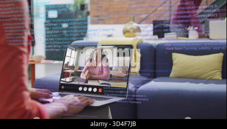 Hände in rotem, langärmeligem Laptop zu Hause eintippen, Frau in rosa Pullover, Code-Overlay zeigen Stockfoto