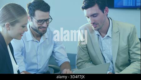 Kollegen, die im Besprechungsraum einen Laptop mit Bildschirm, Brille und Blazer überprüfen Stockfoto