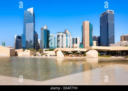 Al Musallah Moschee Gebetshalle und Skyline von Abu Dhabi. Abu Dhabi ist die Hauptstadt der Vereinigten Arabischen Emirate. Stockfoto