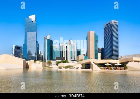 Al Musallah Moschee Gebetshalle und Skyline von Abu Dhabi. Abu Dhabi ist die Hauptstadt der Vereinigten Arabischen Emirate. Stockfoto