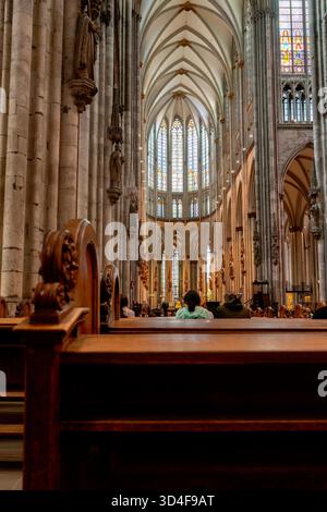 Köln, Deutschland – 24. September 2024 – großer Kölner Dom aus der vertikalen Bänke Deutschland. An den Bänken im riesigen Kölner Dom. Stockfoto