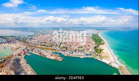 Panoramablick auf den Hafen von Burgas. Burgas ist die viertgrößte Stadt Bulgariens. Stockfoto
