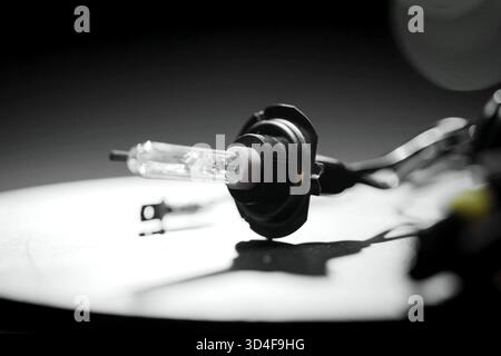 Xenon-Lampe auf dem Tisch. Das Aussehen einer Xenon-Lampe. Stockfoto