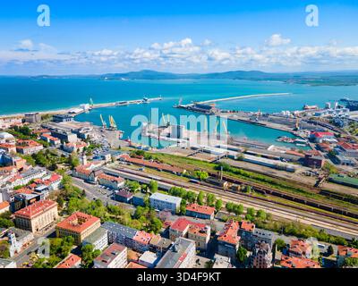 Panoramablick auf den Hafen von Burgas. Burgas ist die viertgrößte Stadt Bulgariens. Stockfoto