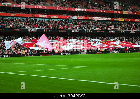 London, Großbritannien. November 2025. Arsenal Fans vor dem Spiel der Barclays Womens Super League zwischen Arsenal und Chelsea im Emirates Stadium am 8. November 2025 in London. Quelle: SPP Sport Pressefoto. /Alamy Live News Stockfoto