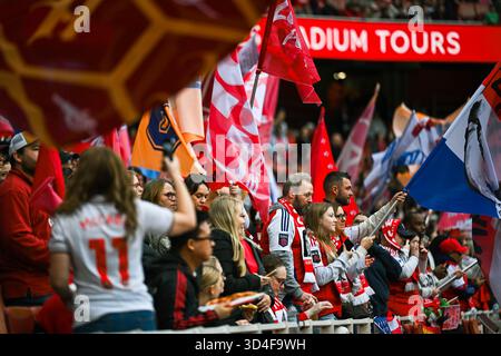 London, Großbritannien. November 2025. Arsenal Fans vor dem Spiel der Barclays Womens Super League zwischen Arsenal und Chelsea im Emirates Stadium am 8. November 2025 in London. Quelle: SPP Sport Pressefoto. /Alamy Live News Stockfoto