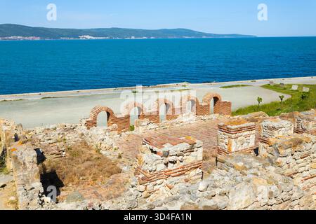 Die Basilika der Heiligen Mutter Gottes Eleusa Ruinen in Nessebar. Nesebar ist eine antike Stadt in der Nähe von Burgas in Bulgarien. Stockfoto