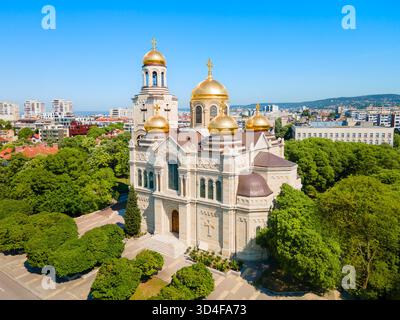 Dormition of the Mother of God Cathedral aus der Vogelperspektive in Varna. Varna ist der größte Stadt- und Badeort an der Schwarzmeerküste in Bulgar Stockfoto