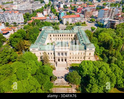 Archäologisches Museum von Varna aus der Vogelperspektive. Varna ist der größte Stadt- und Badeort an der Schwarzmeerküste Bulgariens. Stockfoto