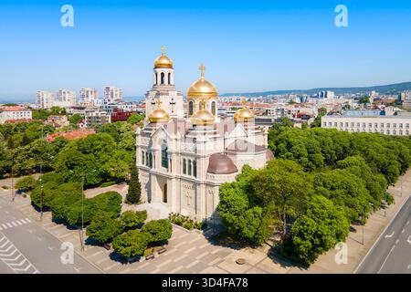 Dormition of the Mother of God Cathedral aus der Vogelperspektive in Varna. Varna ist der größte Stadt- und Badeort an der Schwarzmeerküste in Bulgar Stockfoto