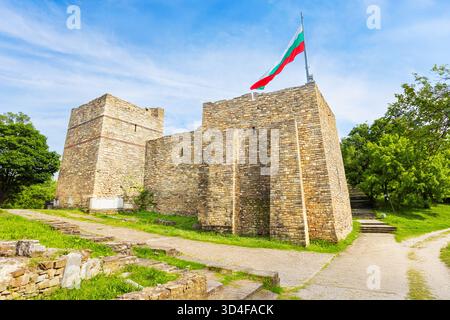 Die Ruinen des Palastes in der Festung Zarevets in Veliko Tarnovo. Veliko Tarnovo ist eine Stadt im Zentrum Bulgariens. Stockfoto
