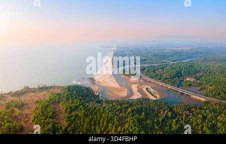 Galgibaga Strand Panoramablick bei Sonnenuntergang. Galgibaga oder Galgibagh Beach ist ein öffentlicher Strand in der Nähe des Palolem Strandes in South Goa in Indien. Stockfoto